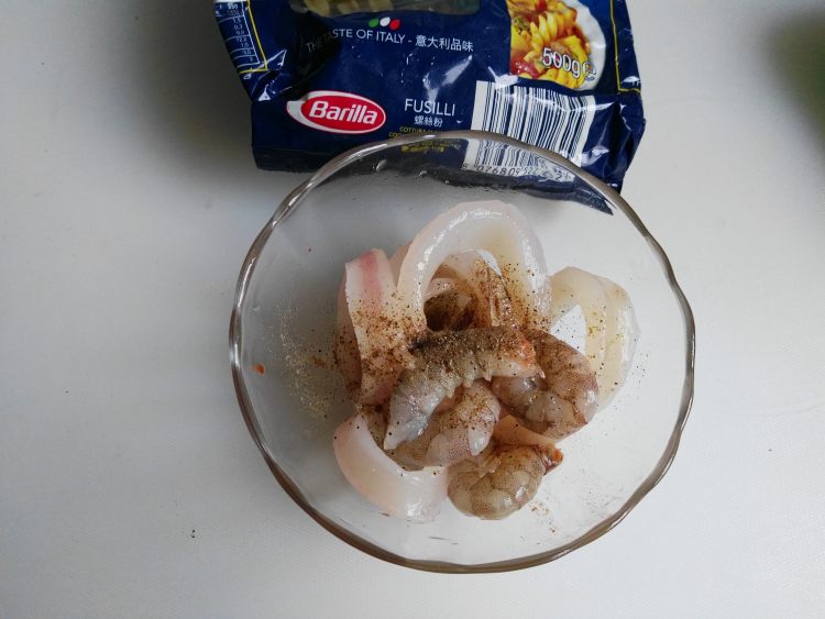 西班牙海鲜烩意粉#百步骤2