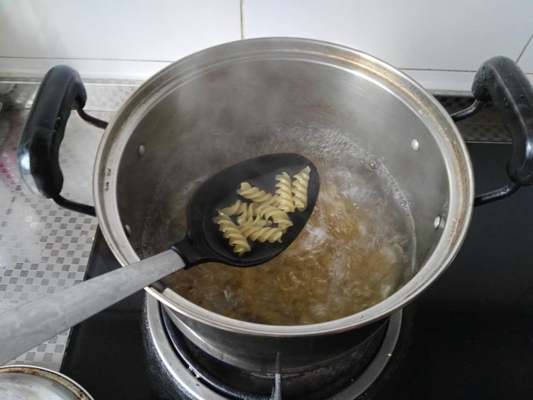 西班牙海鲜烩意粉#百步骤4