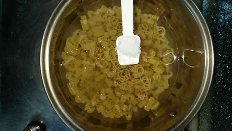 茄汁卡通意粉步骤1