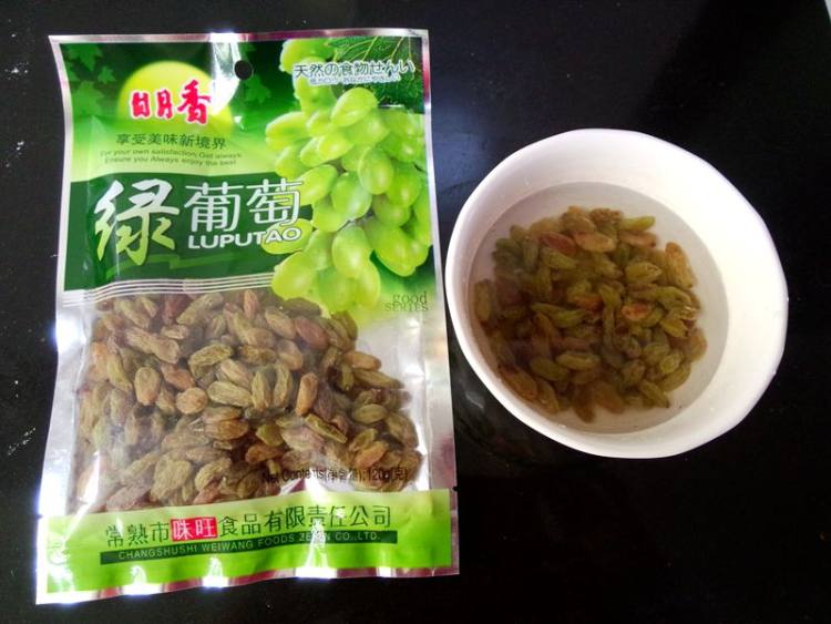 椰味绿葡萄干小餐包步骤2