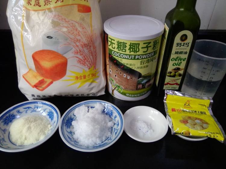 椰味绿葡萄干小餐包步骤1