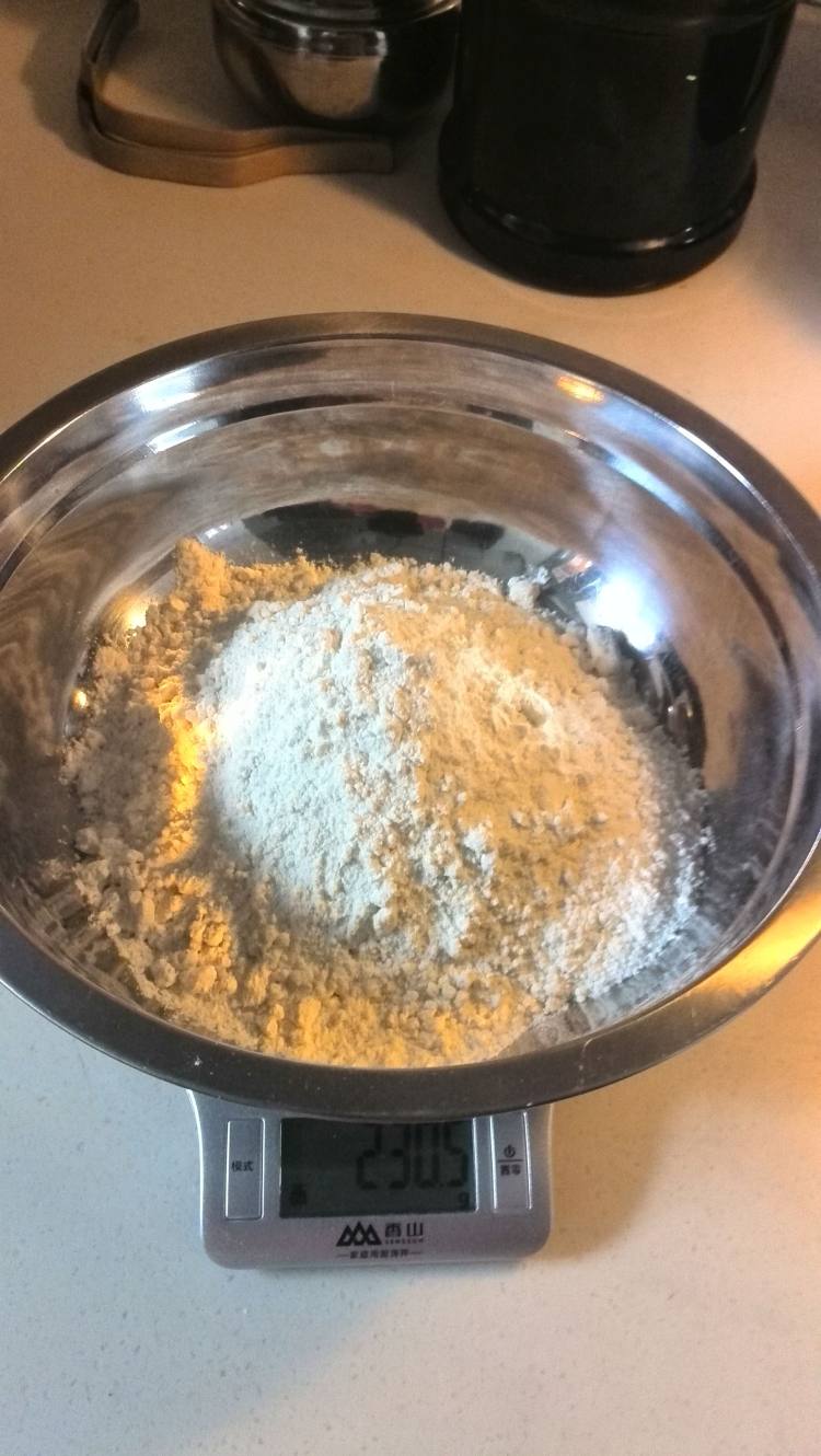 芝边花式披萨步骤1