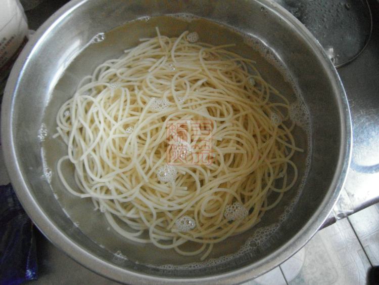 洋葱肉片炒意大利面步骤3