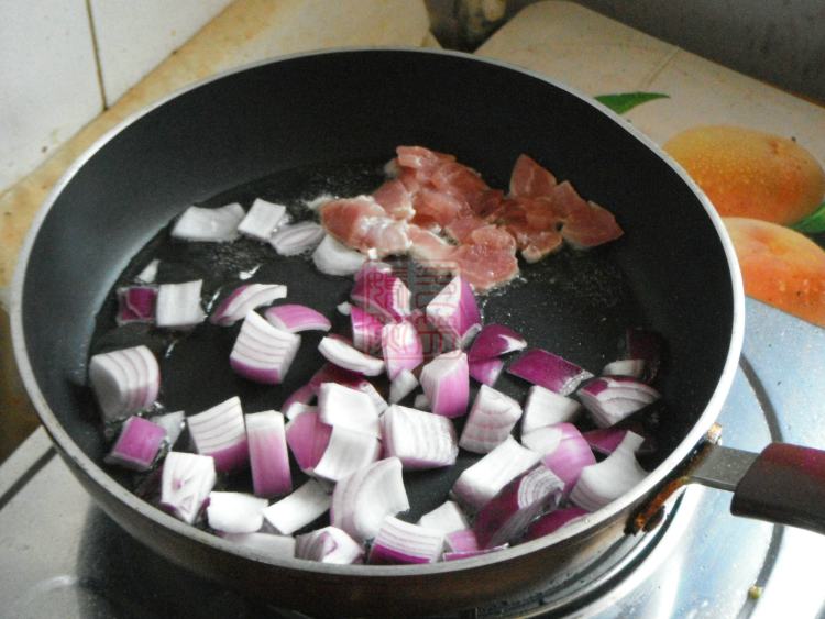 洋葱肉片炒意大利面步骤4
