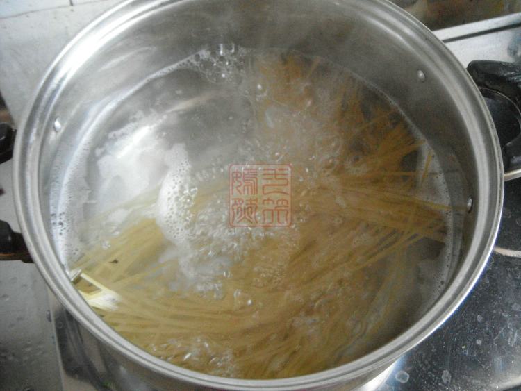 洋葱肉片炒意大利面步骤2