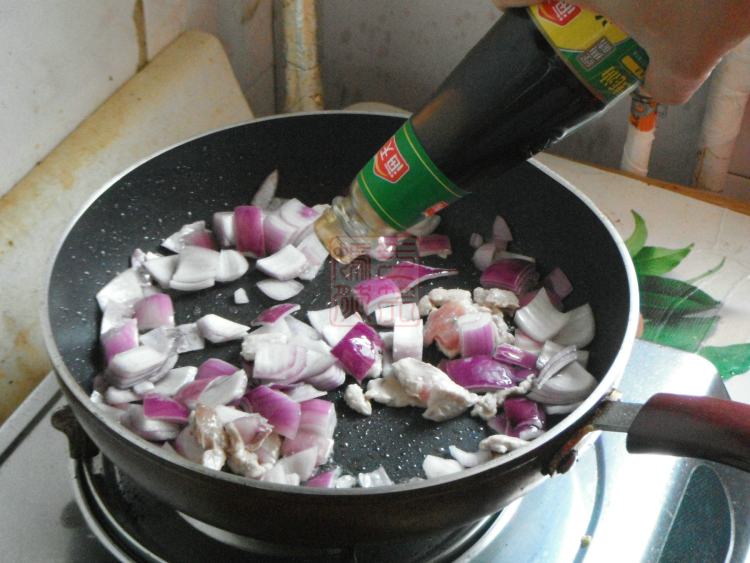 洋葱肉片炒意大利面步骤5
