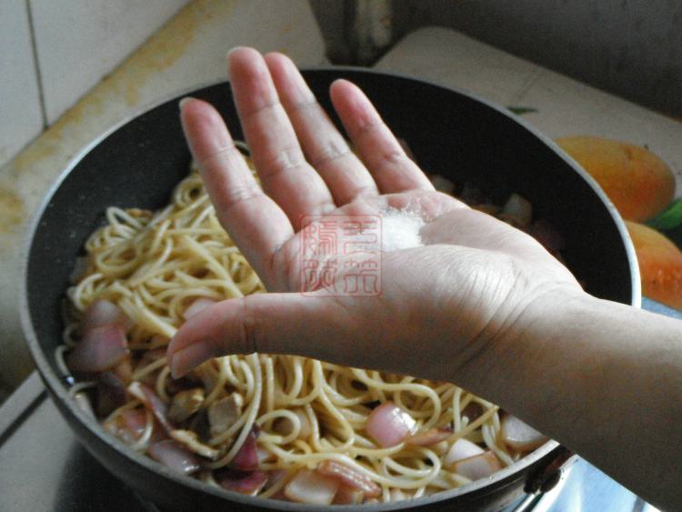 洋葱肉片炒意大利面步骤8