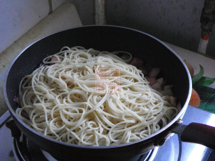 洋葱肉片炒意大利面步骤7