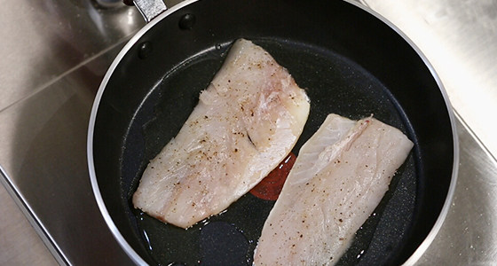 香煎海鲈鱼配时蔬佐番步骤6