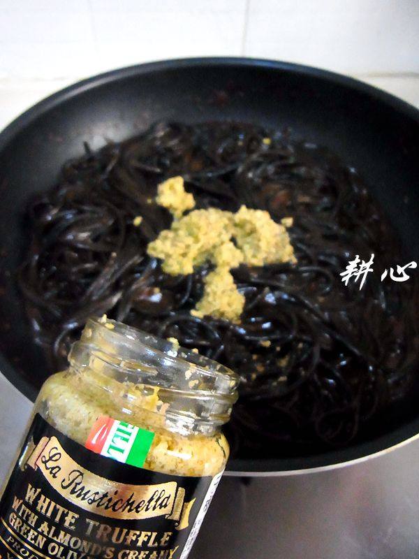 白松露酱炒墨鱼汁意粉步骤11