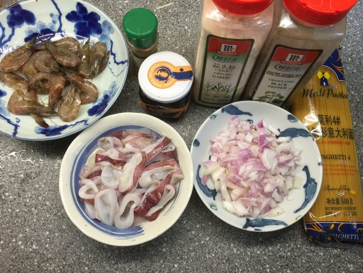 海鲜墨鱼意面步骤1