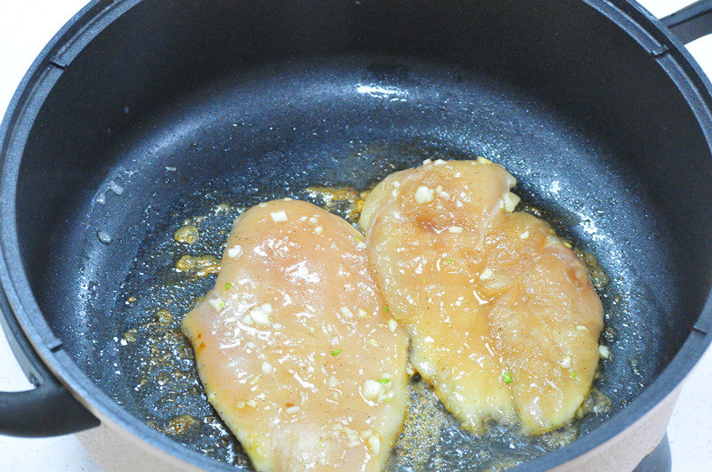 香蒜蜂蜜煎鸡扒步骤5