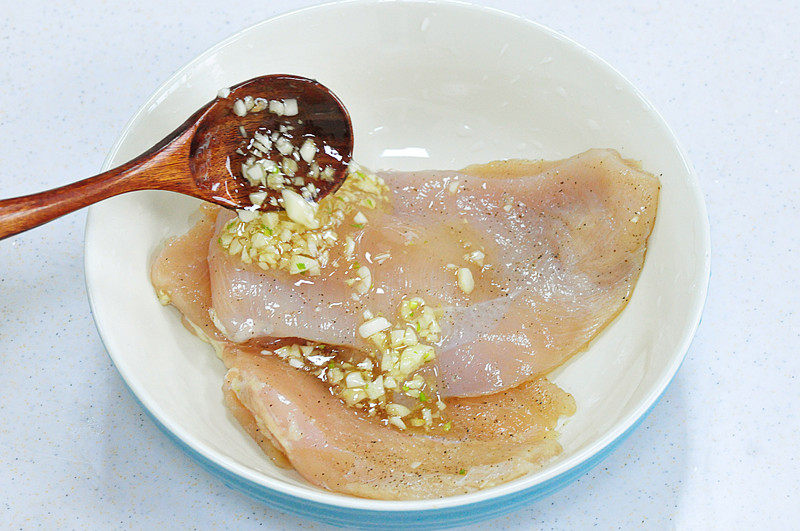 香蒜蜂蜜煎鸡扒步骤4