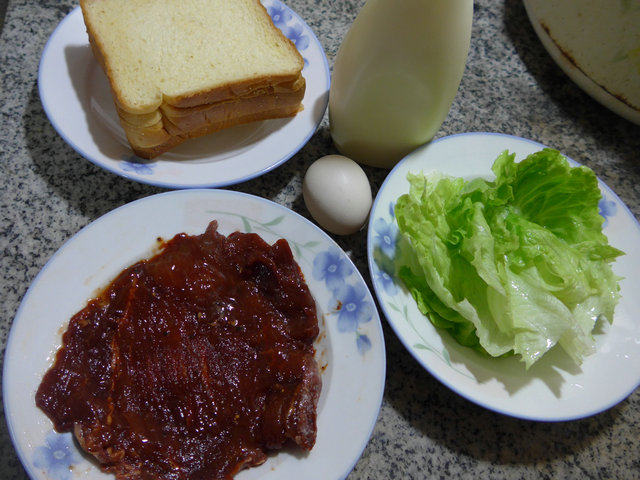 鸡蛋牛排三明治步骤1