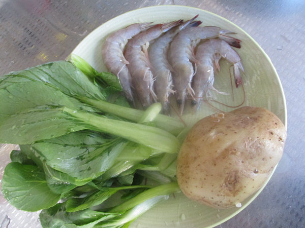 鲜虾翡翠土豆泥步骤1