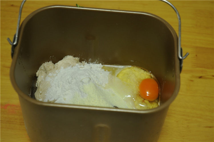 菠萝果酱椰丝面包卷步骤2