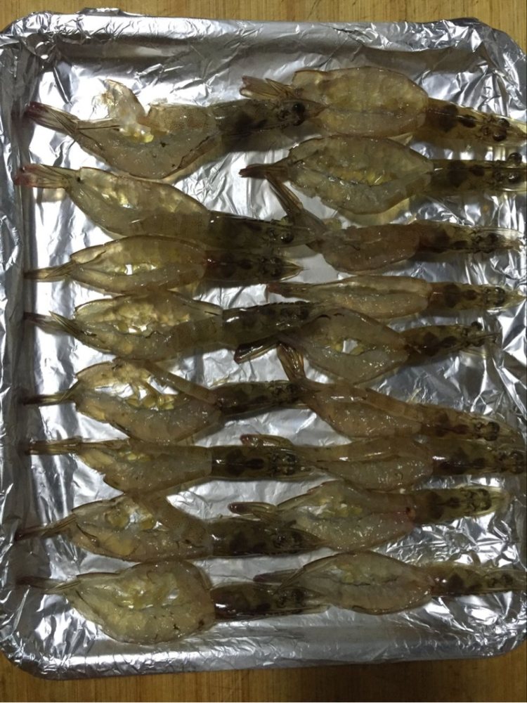 蒜香芝士焗虾步骤1