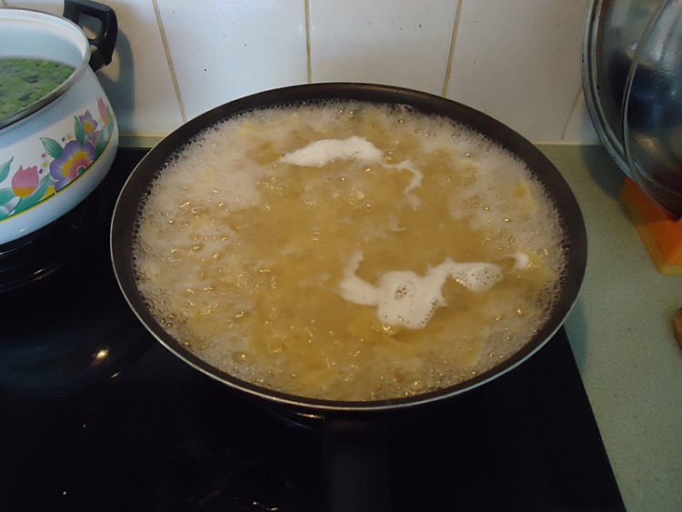 海鲜白汁煮意粉步骤2