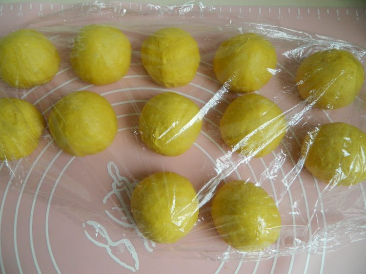 葡萄干胡萝卜面包卷步骤8