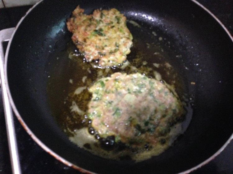 肉饼鸡蛋生菜汉堡步骤9