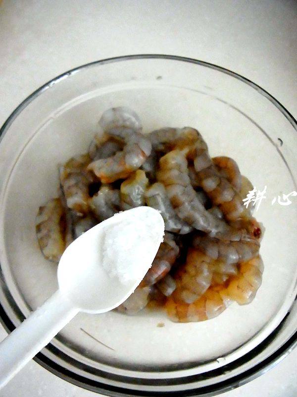 虾仁腰果炒意粉步骤5