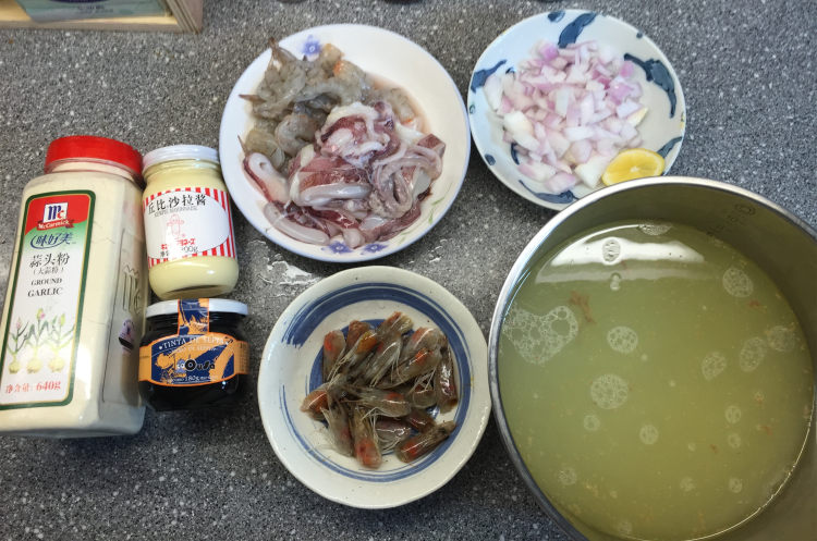 意式海鲜墨鱼汁炖饭步骤1