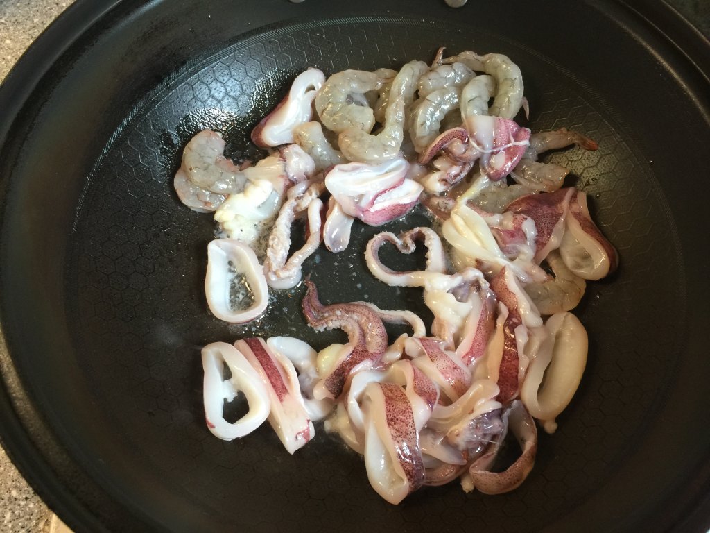意式海鲜墨鱼汁炖饭步骤4