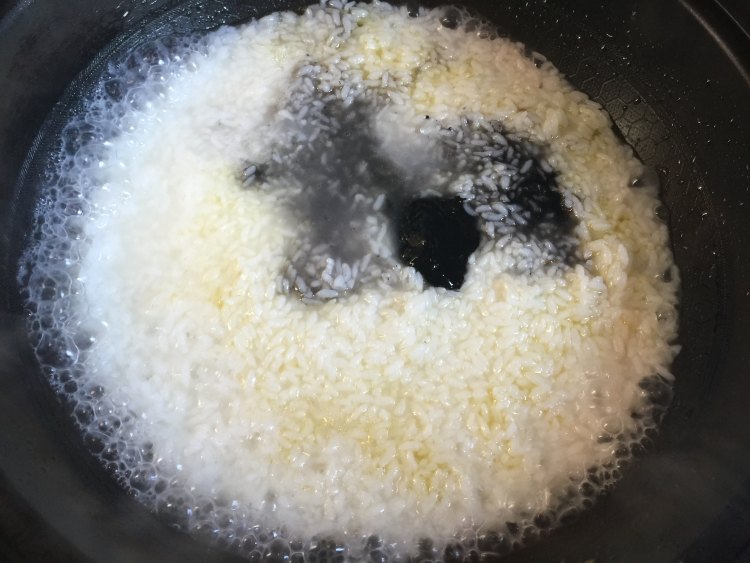 意式海鲜墨鱼汁炖饭步骤8