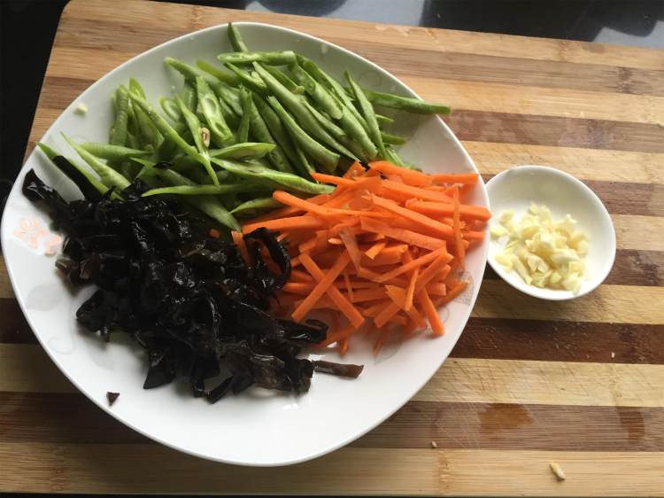 【手工美食】鸡丝时蔬步骤3