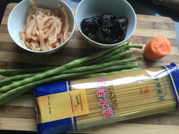 【手工美食】鸡丝时蔬步骤1