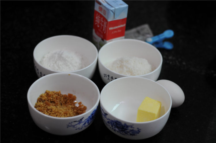 【手工美食】椰蓉红糖步骤1