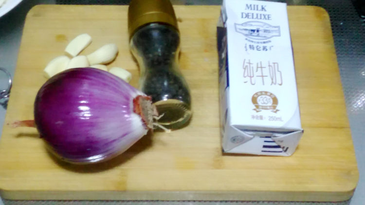 咸蛋黄黑椒意面步骤2