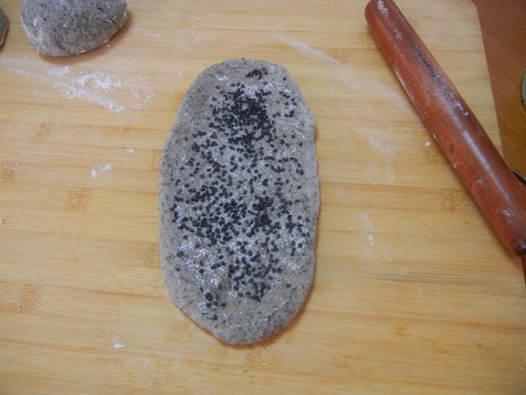 黑芝麻玉米粉咸花包步骤11