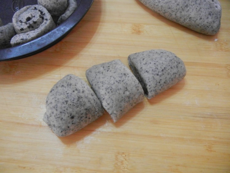 黑芝麻玉米粉咸花包步骤13