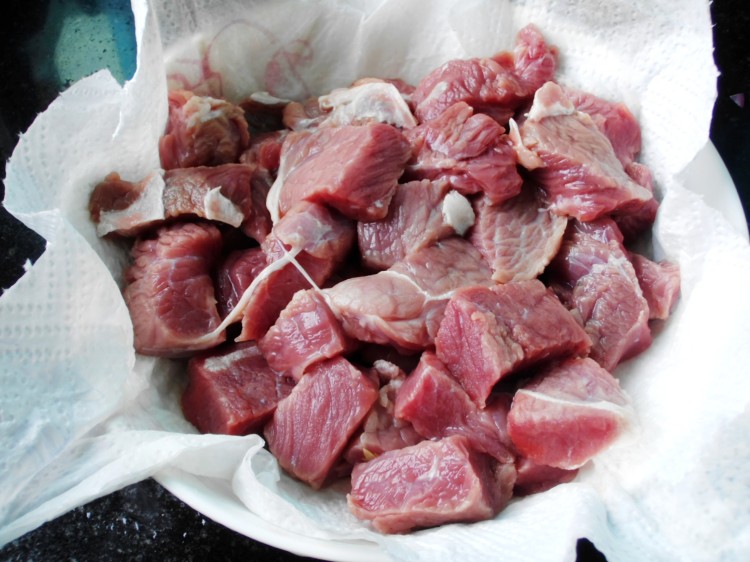 菌菇炖牛肉步骤2