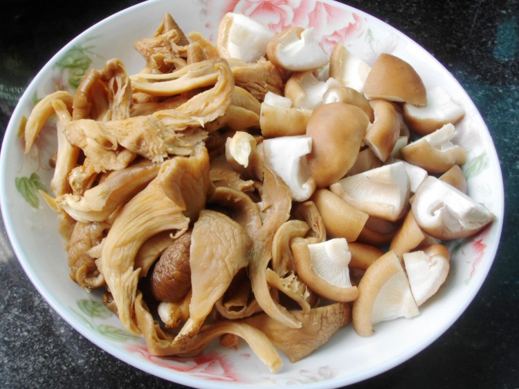 菌菇炖牛肉步骤6