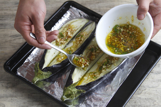葱油蒜汁香烤茄子步骤3