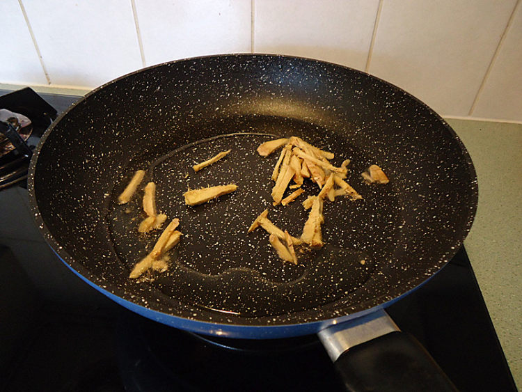 鸡肉烩蘑菇步骤3