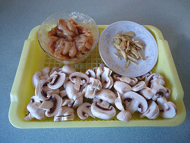 鸡肉烩蘑菇步骤2