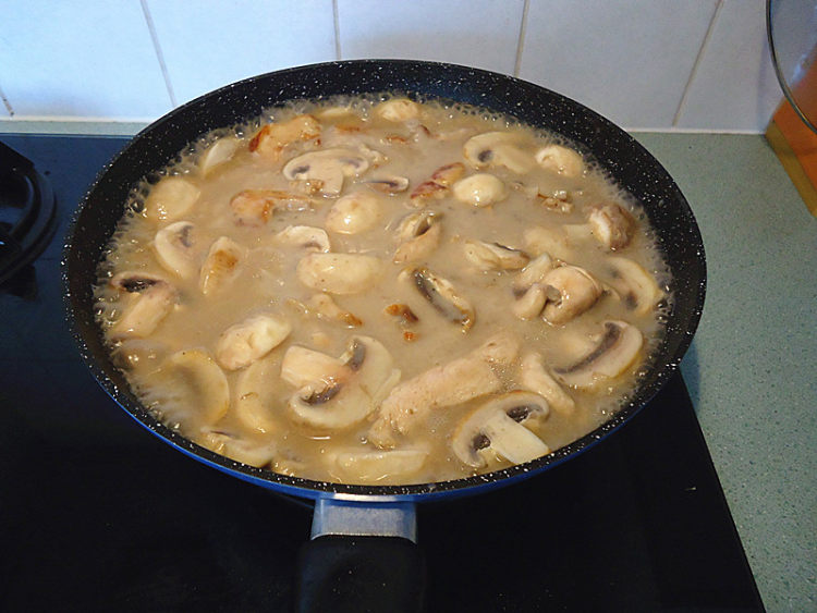 鸡肉烩蘑菇步骤7
