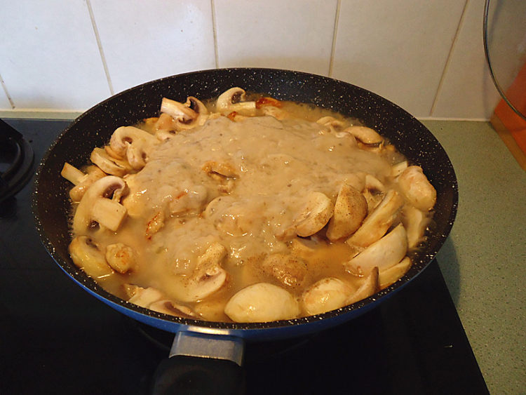 鸡肉烩蘑菇步骤6