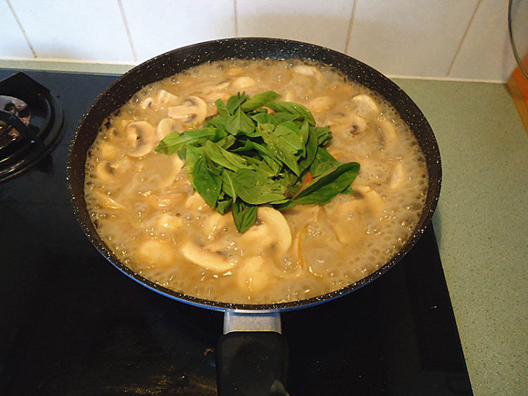 鸡肉烩蘑菇步骤8