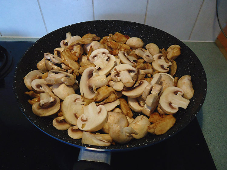 鸡肉烩蘑菇步骤5