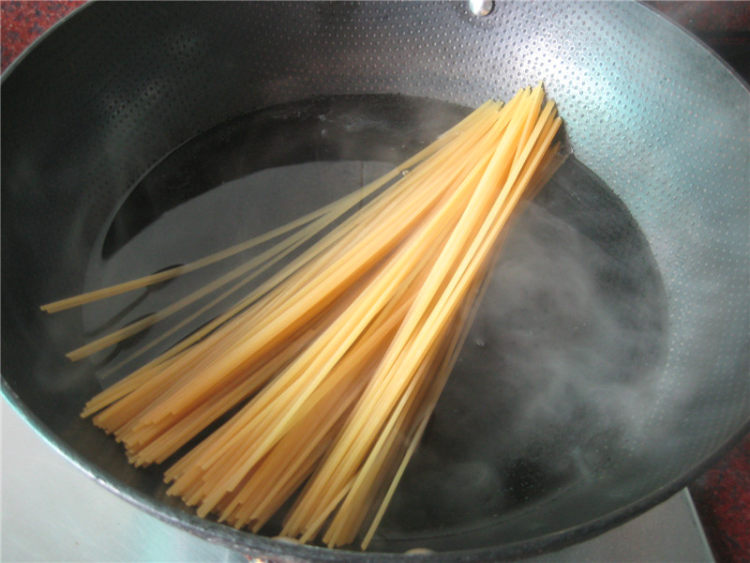 肉饼蒜香番茄意面步骤4