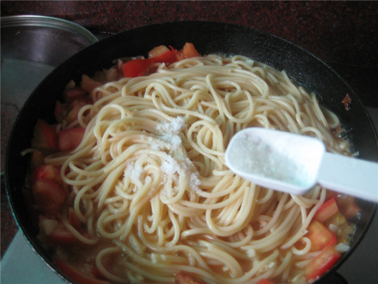 肉饼蒜香番茄意面步骤14