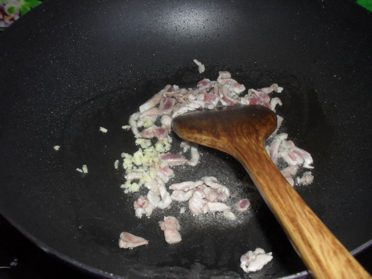 杏鲍菇肉丁意面步骤1