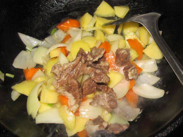 咖喱雪龙牛肉饭步骤3