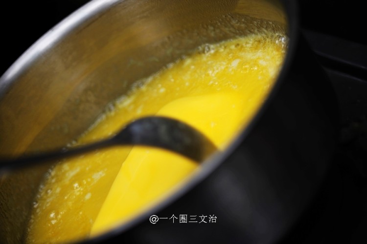 香煎三文鱼柳配牛油蛋步骤2