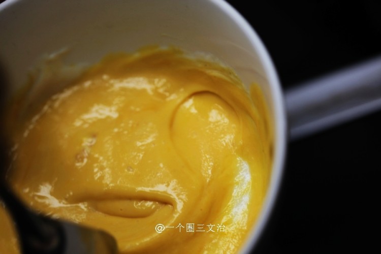 香煎三文鱼柳配牛油蛋步骤3