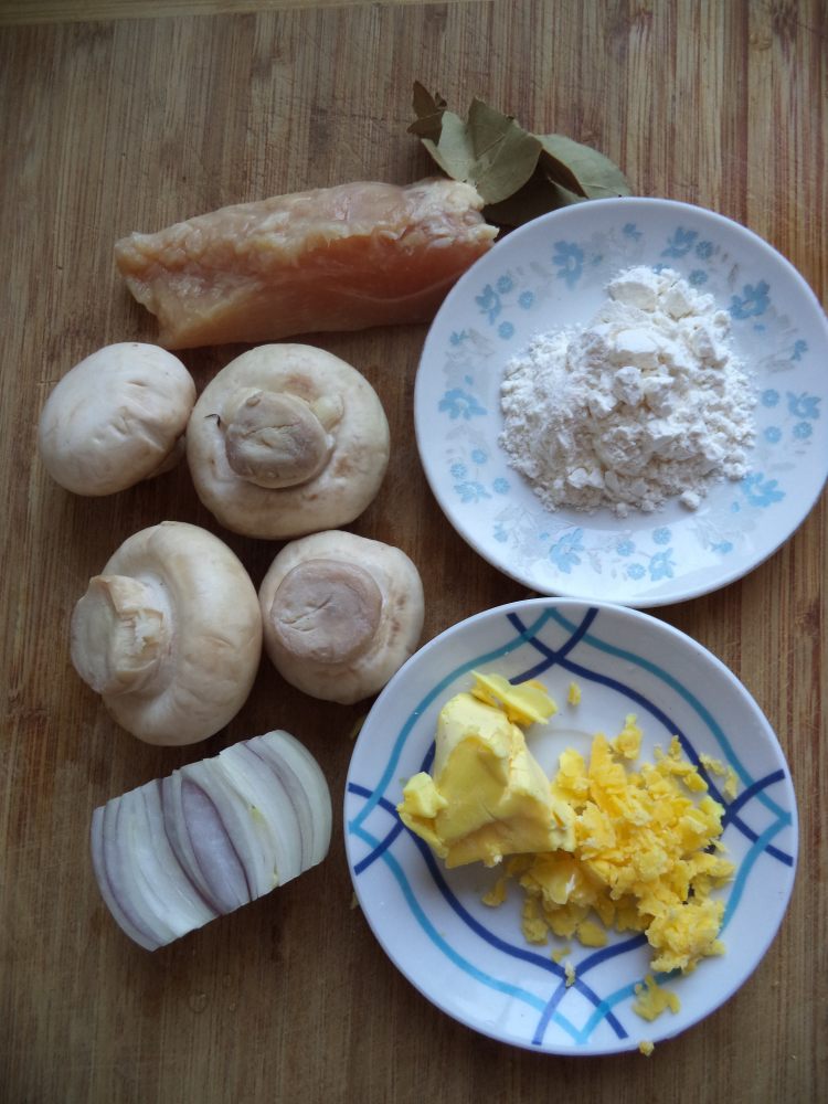 奶油鸡肉蘑菇浓汤步骤1